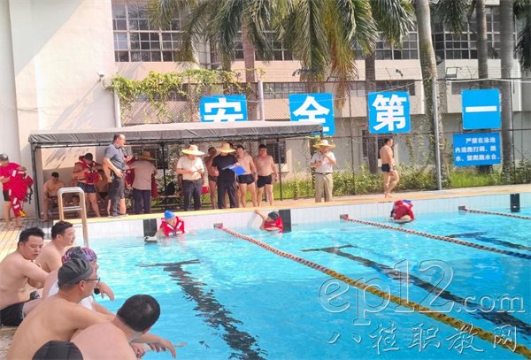关于游泳比赛现场人山人海，运动员斗志昂扬的信息